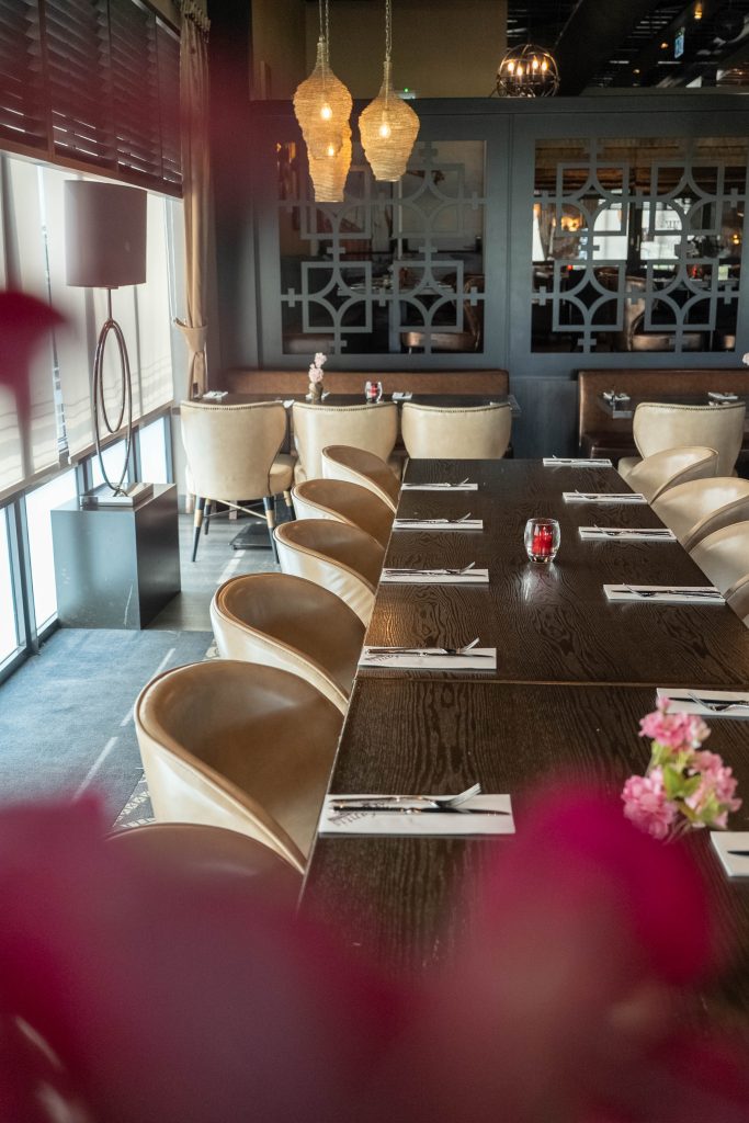 Restaurantzaal met sfeervolle hanglampen