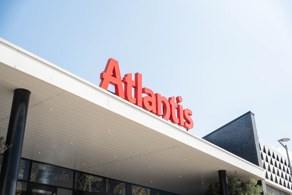 Buitenkant van restaurant Atlantis in Almere