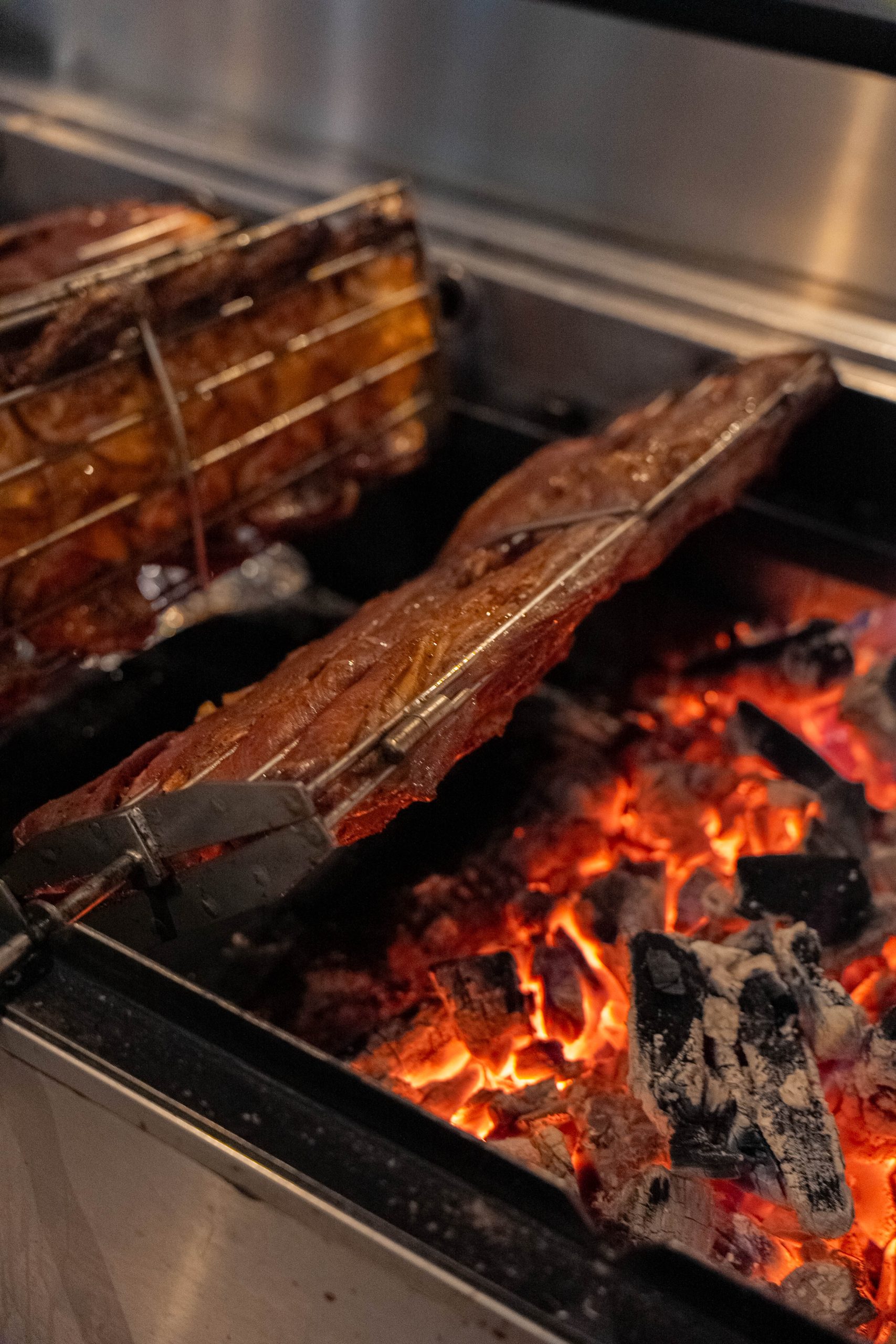 Vers van de houtskool grill