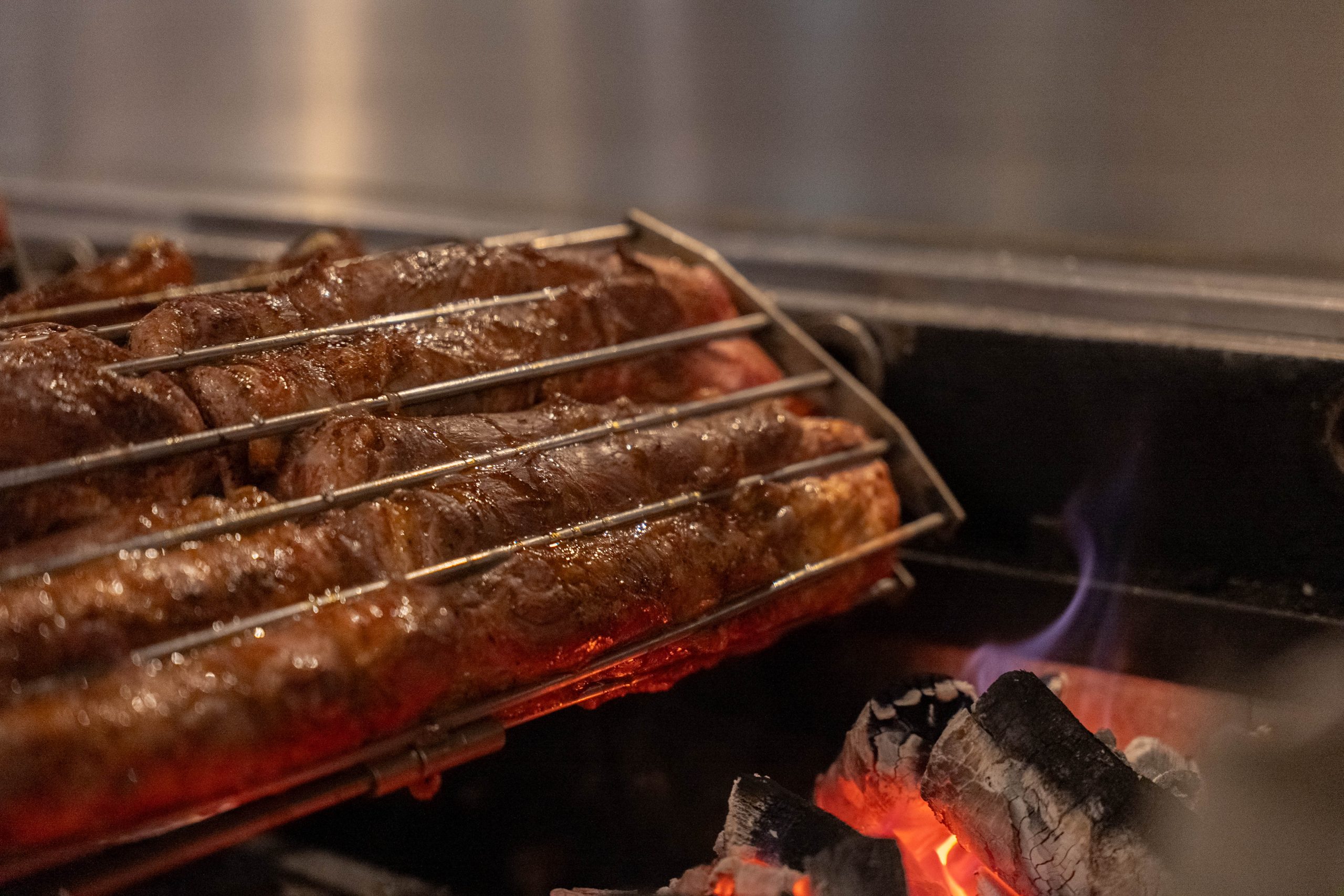 Op de houtskool grill